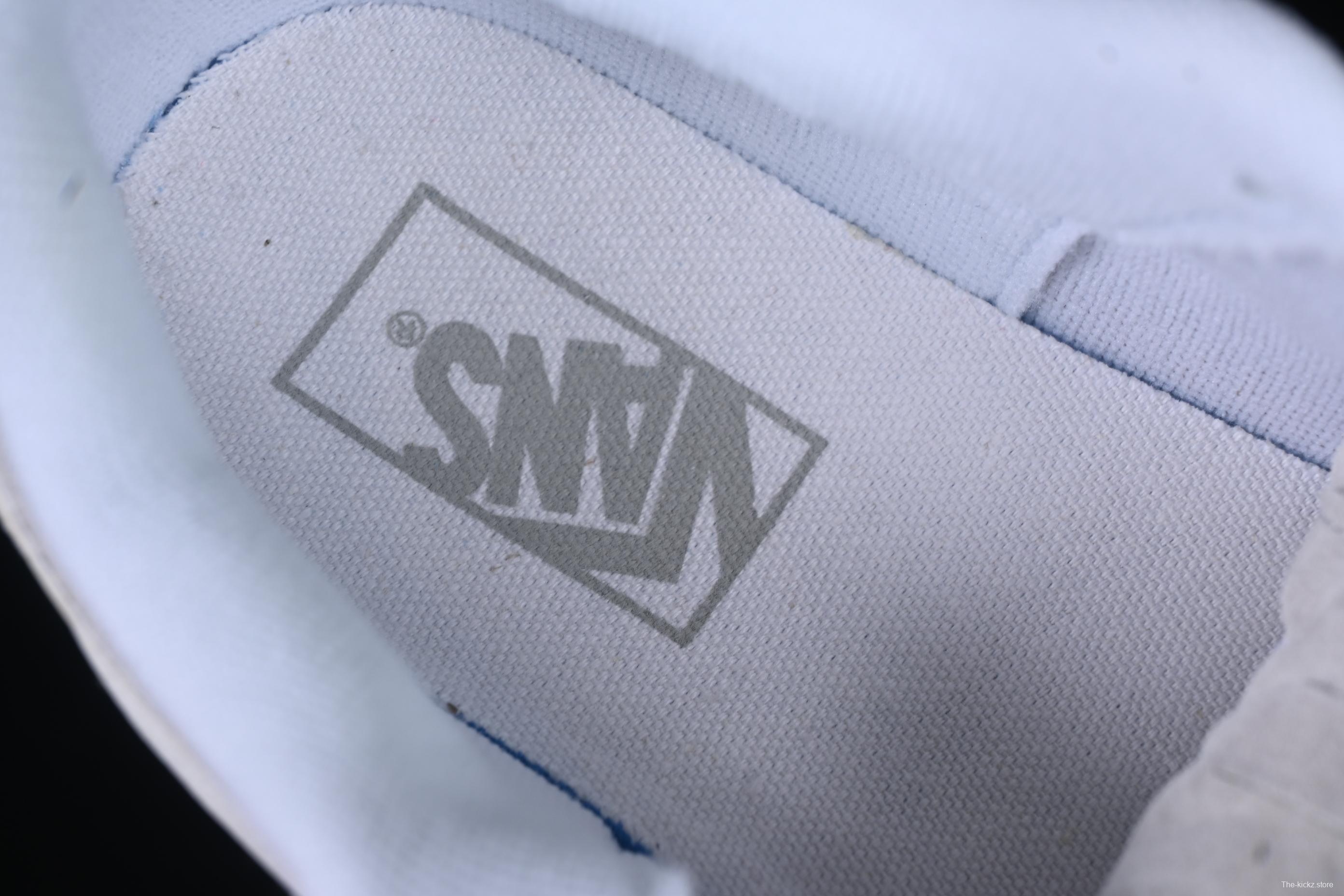 Vans Knu Skool Low-Top Retro Chunky Sneakers with Oversized Logo - VN000CRPBWD