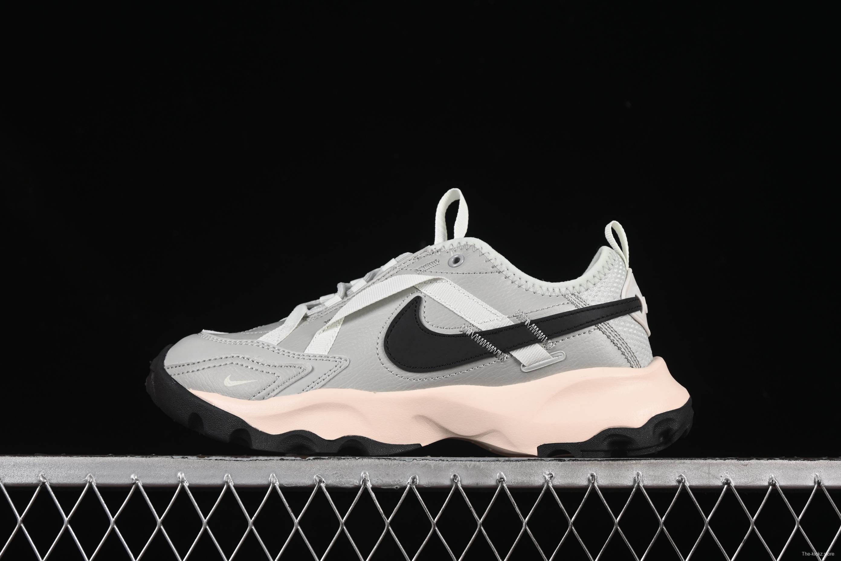 Nike TC 7900 Retro Chunky Sneakers with Reflective Swoosh and Cushioned Sole - DD9682-004