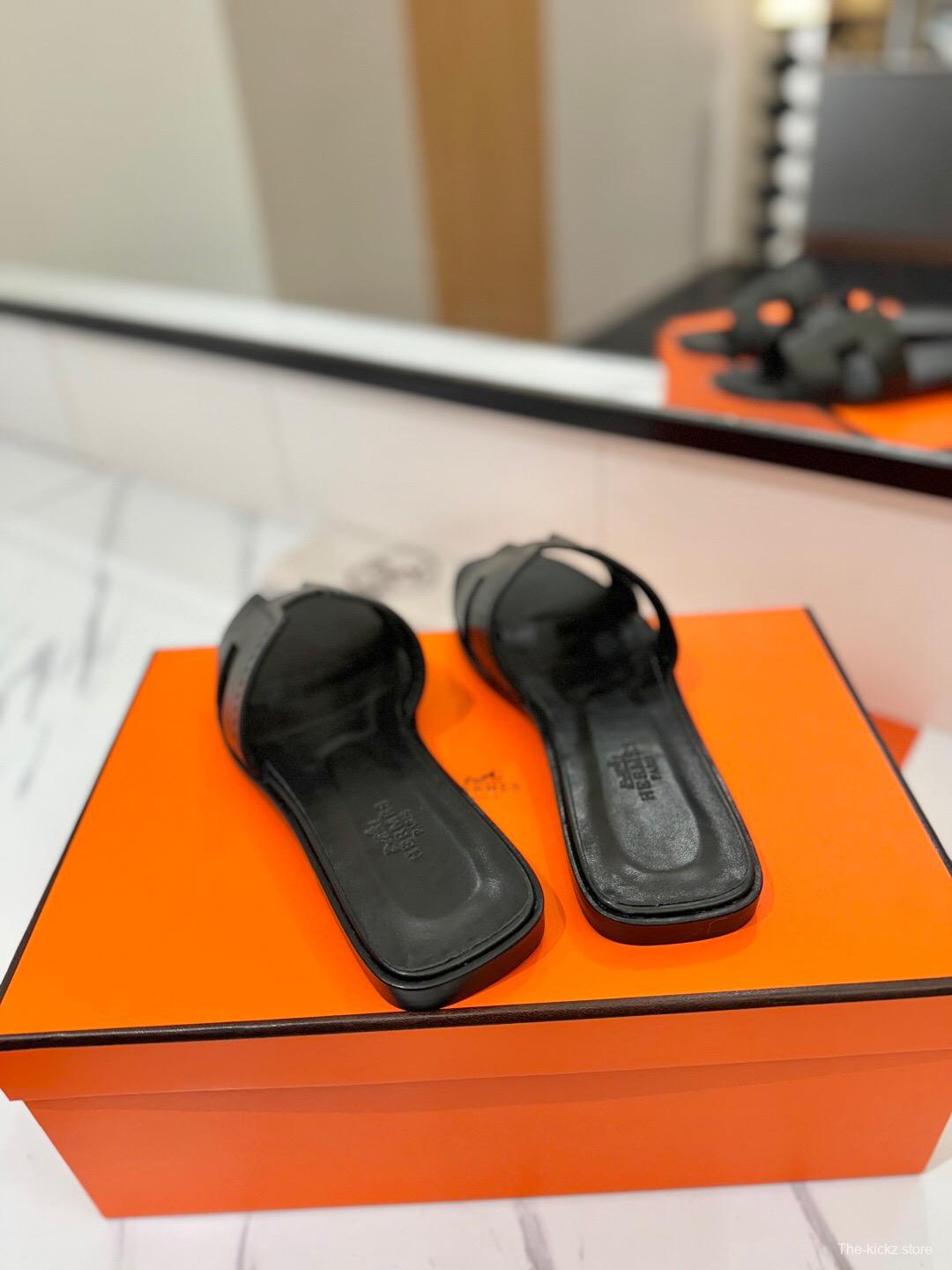 2025 Women Hermès Black Leather Slippers KFY00260