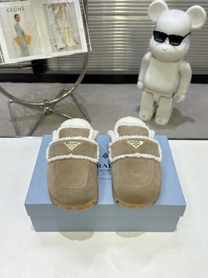 Prada Fall/Winter 2025 New Fur Mule Shoes Triangle Buckle Bread Toe Half Slippers - KFY00270