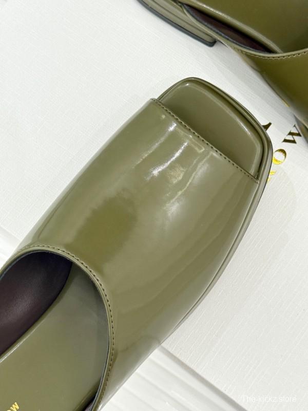 The Row 2025/SS Platform Slides - KFY00280